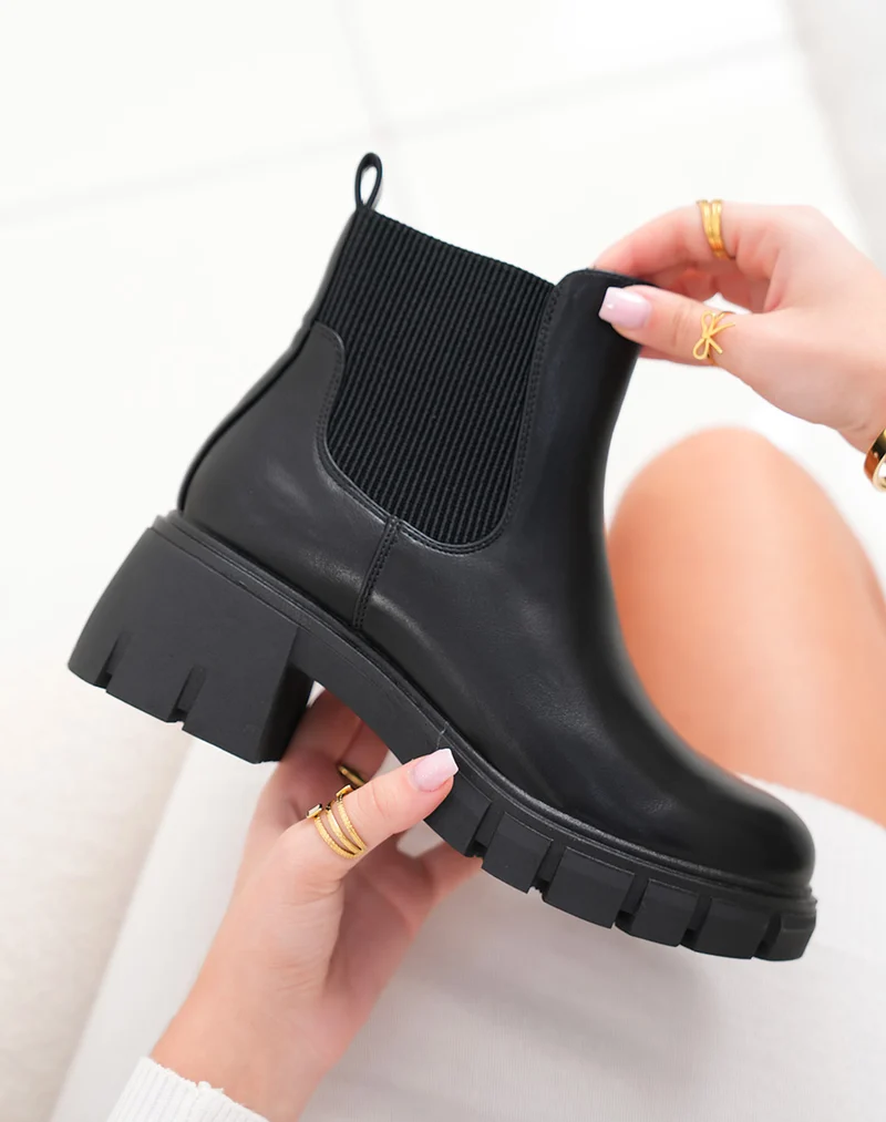 Bottines basses noires à semelle crantée