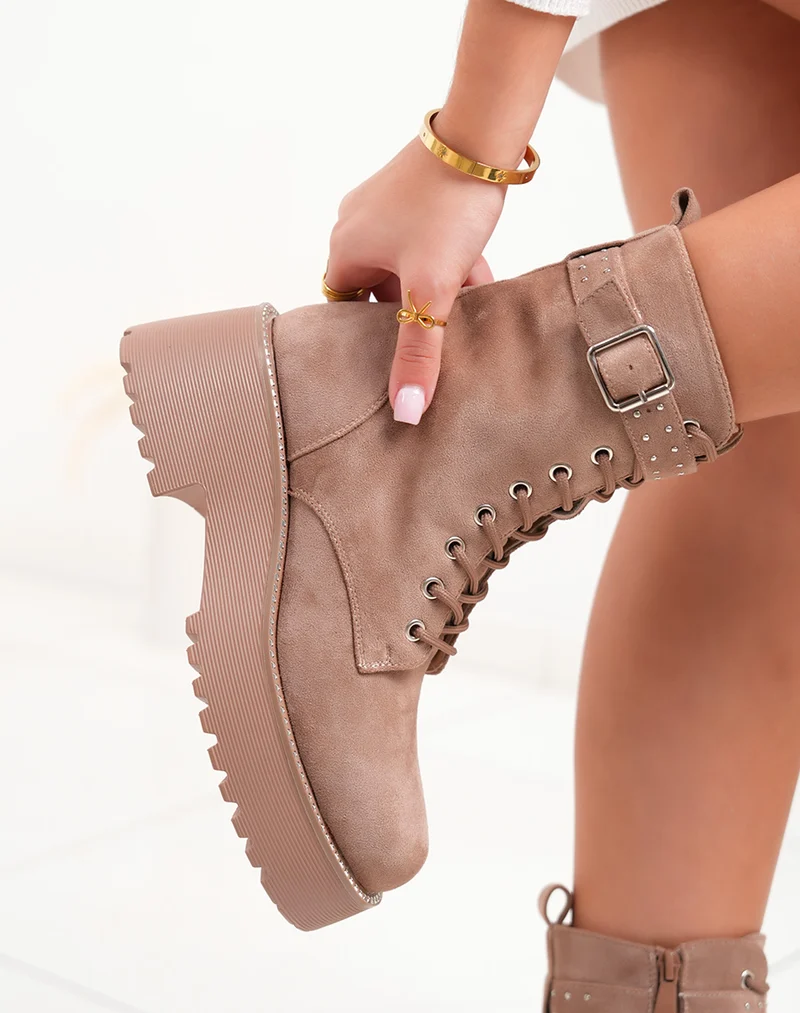 Bottines femme beige foncé en suédine avec lanière cloutée et semelle épaisse