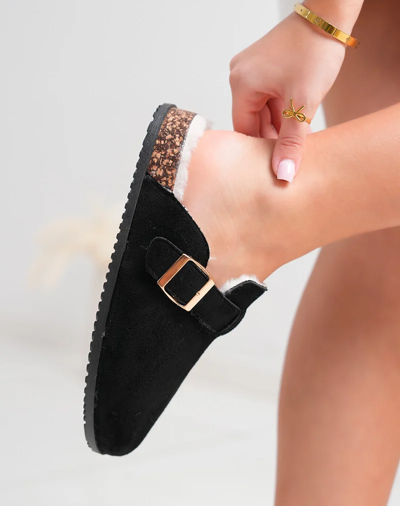 Mules femme noires en suédine fourrée avec boucle dorée