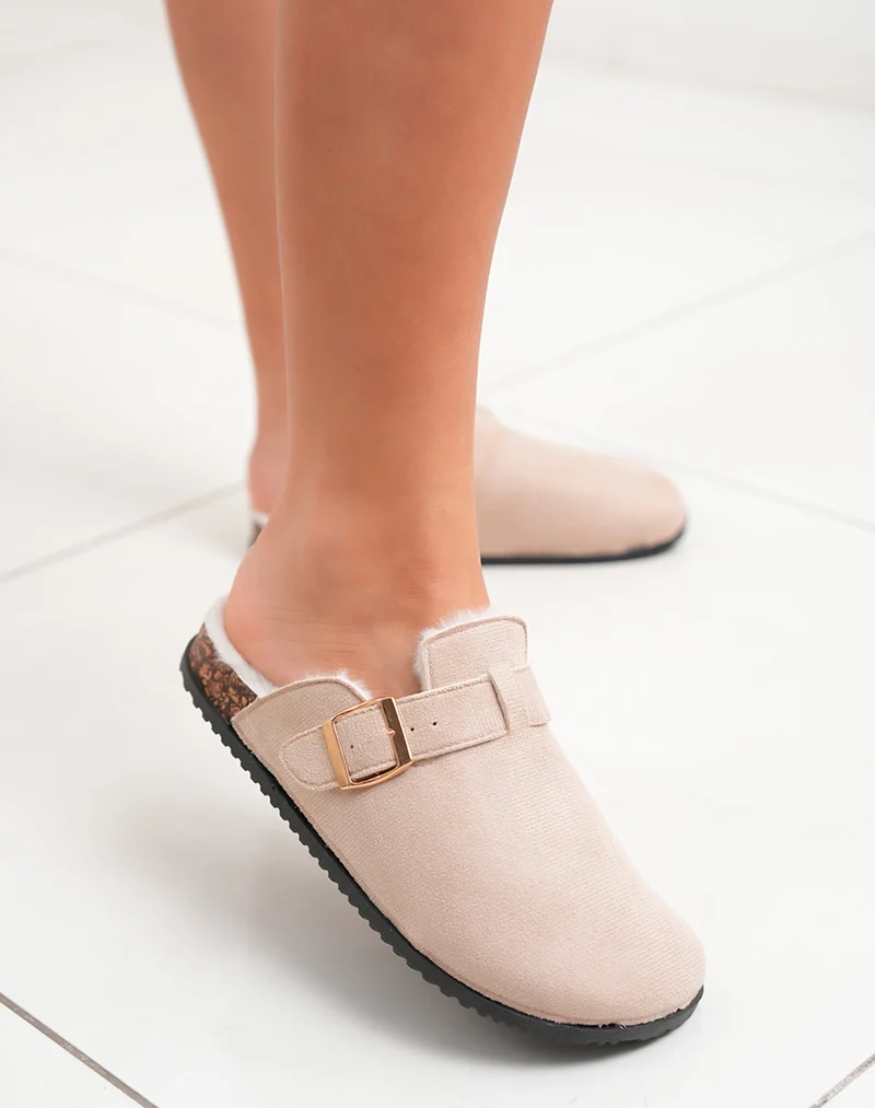 Mules femme beiges en suédine fourrée avec boucle dorée