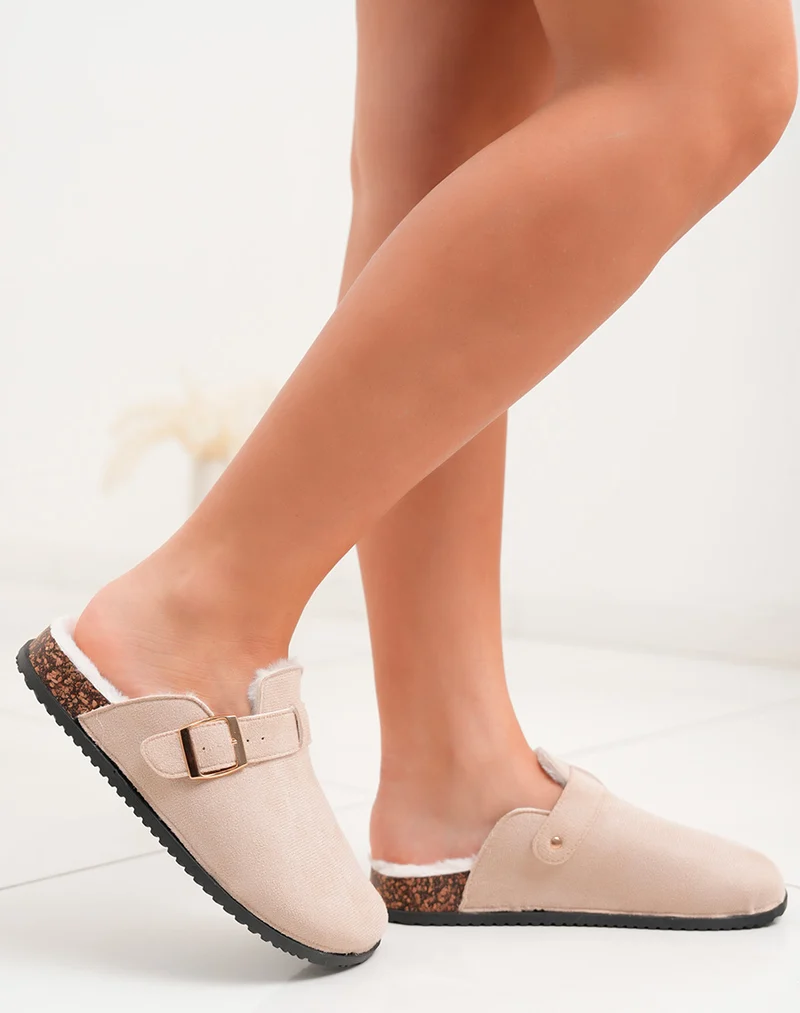 Mules femme beiges en suédine fourrée avec boucle dorée