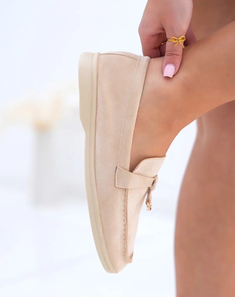 Mocassins femme beiges en suédine avec lanière et détail doré