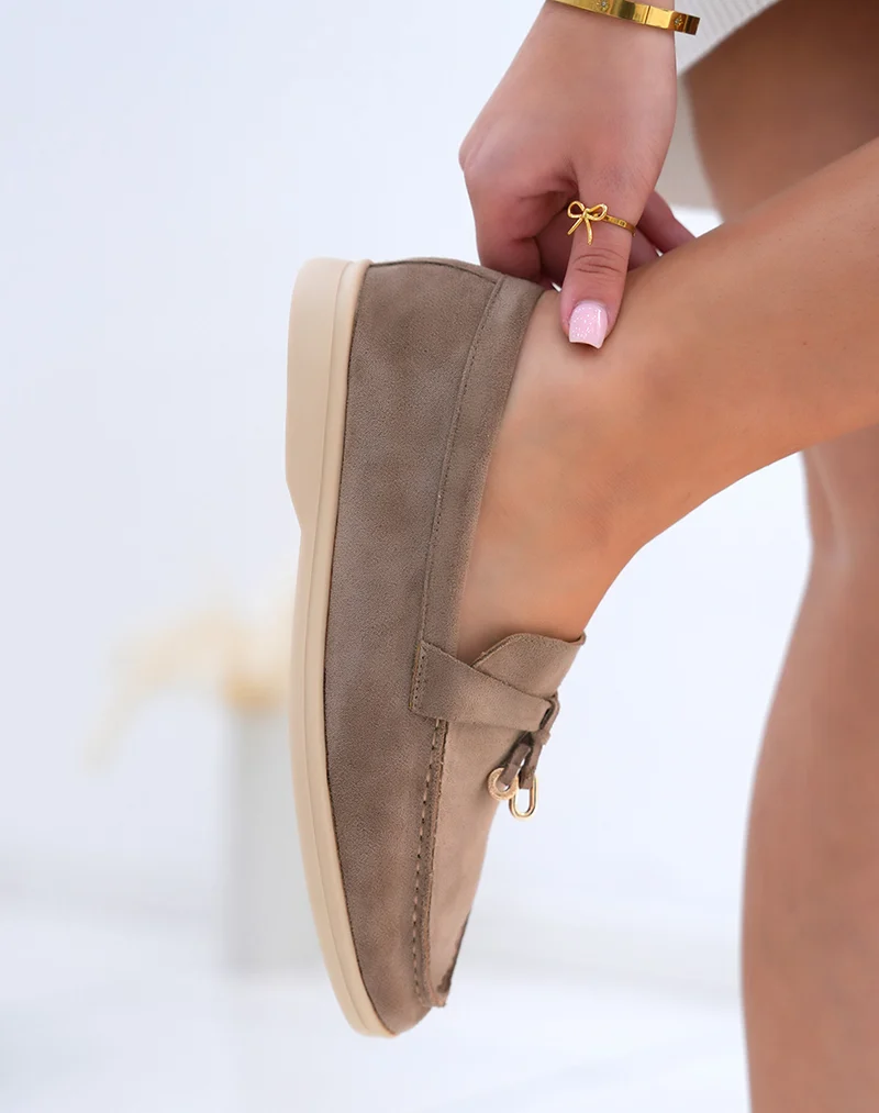 Mocassins femme taupe en suédine avec lanière et détail doré