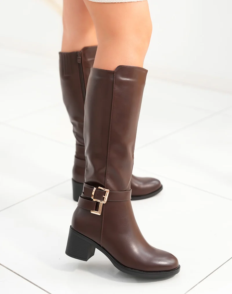 Bottes femme marron à talon moyen avec sangle décorative et boucle dorée élégance et confort