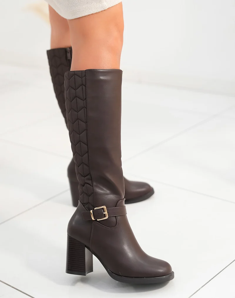 Bottes femme marron à talon haut avec effet matelassé et boucle dorée chic et élégantes