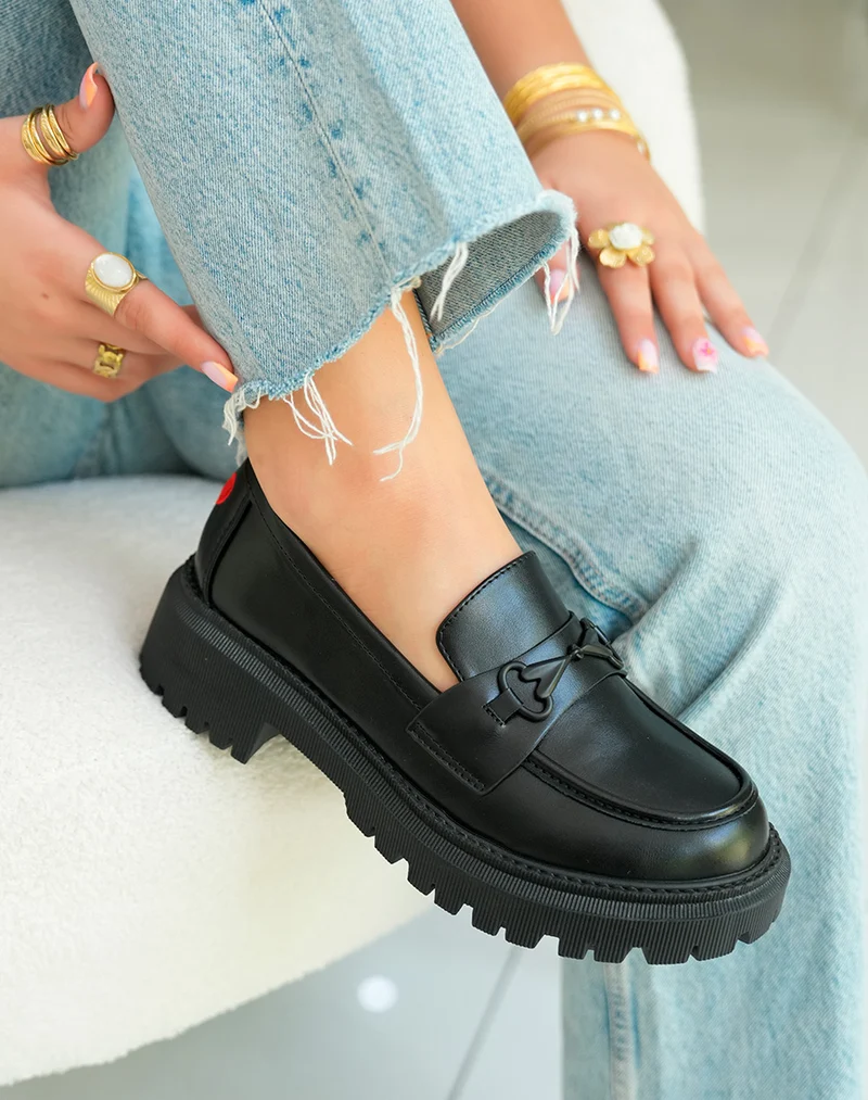 Mocassins noirs audacieux à plateforme crantée et détail coeur rouge