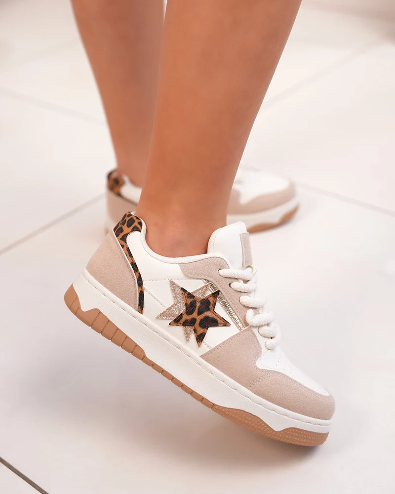 Baskets femme blanches à empiècements beige avec étoiles pailletées et léopard
