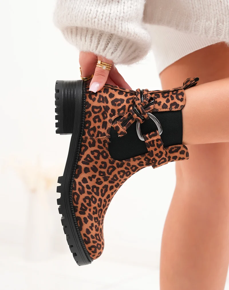 Bottines basses femme léopard bi-matière avec boucle et semelle crantée
