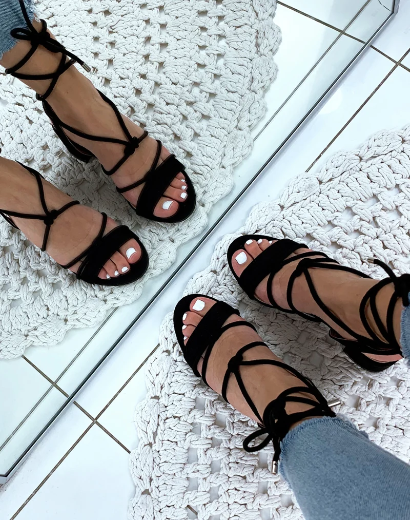 Sandales en suédine noires à petits talons et à lacets chevilles