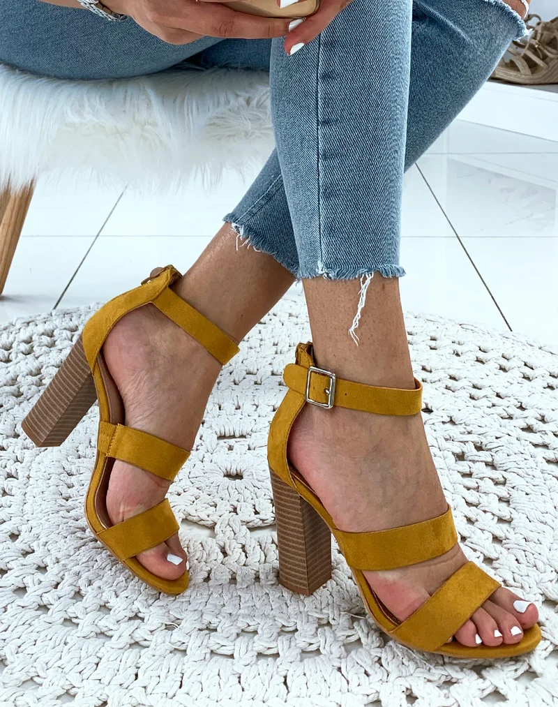 Sandales en suédine jaunes à talons et à multiples brides