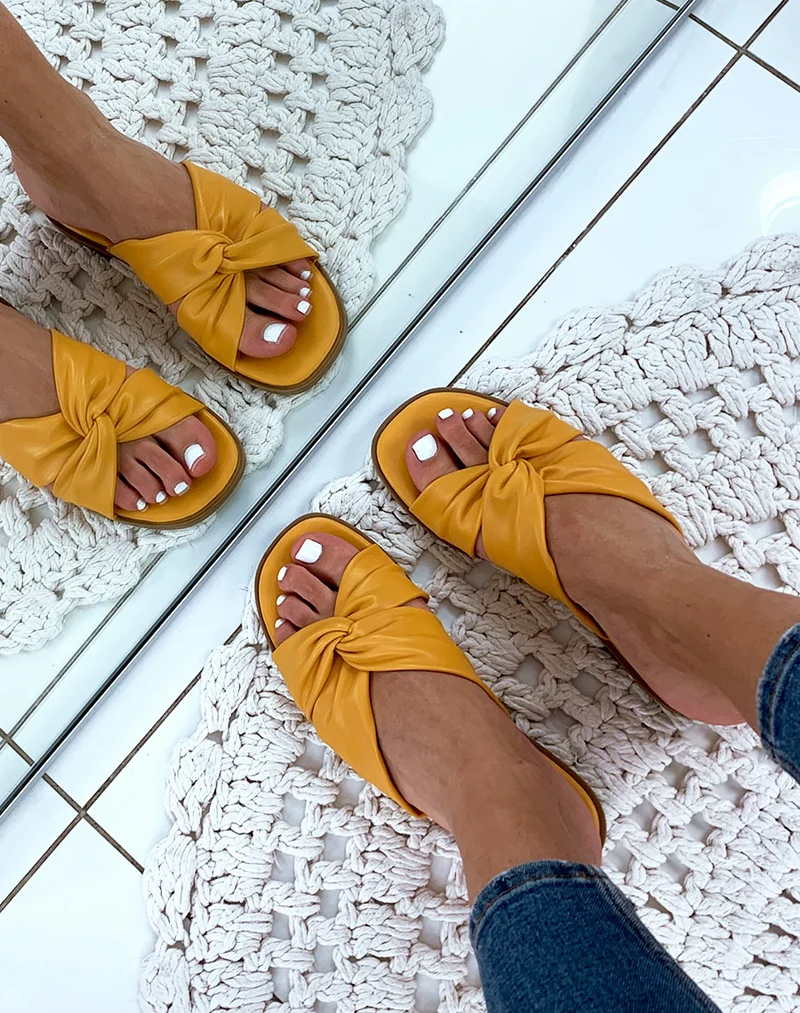 Sandales jaunes plates à brides entortillés