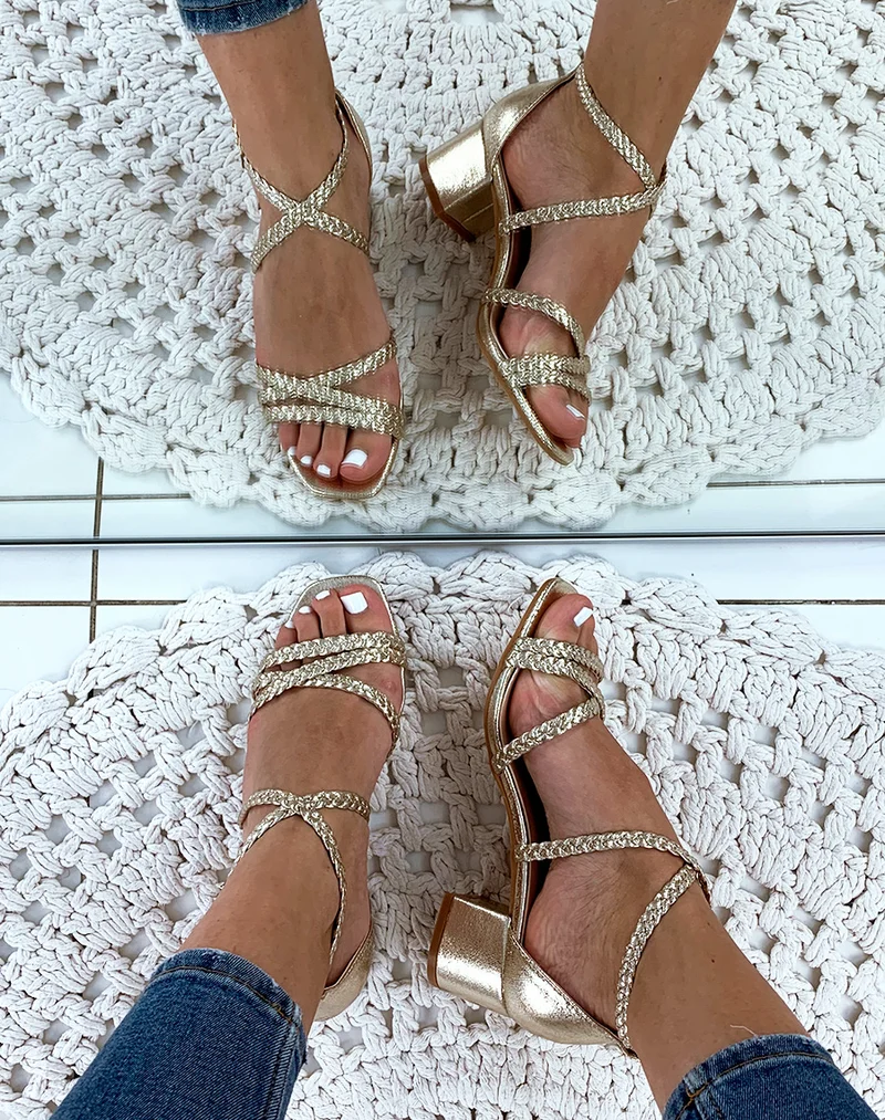 Sandales à talons dorées à brides tressées