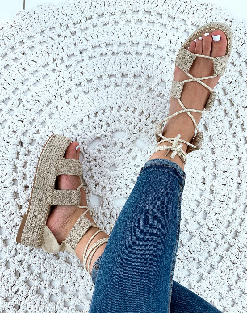 Nu-pieds en osier beiges à plateforme et à lacets