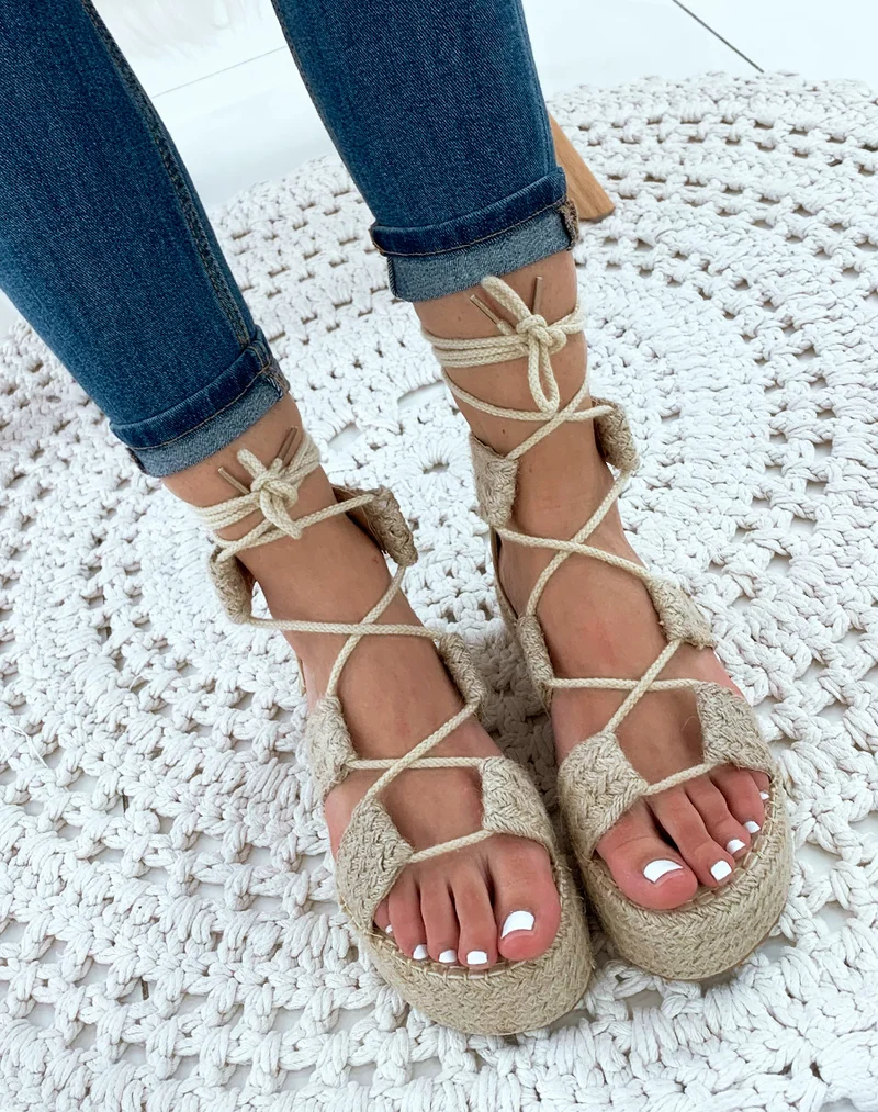 Nu-pieds en osier beiges à plateforme et à lacets