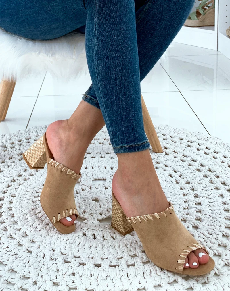 Mules à talons en suédine beiges à détails fantaisies