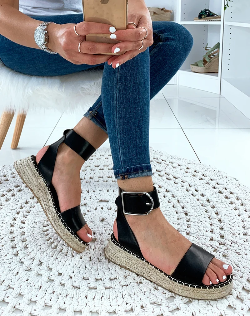 Sandales compensées noires à grosse boucle