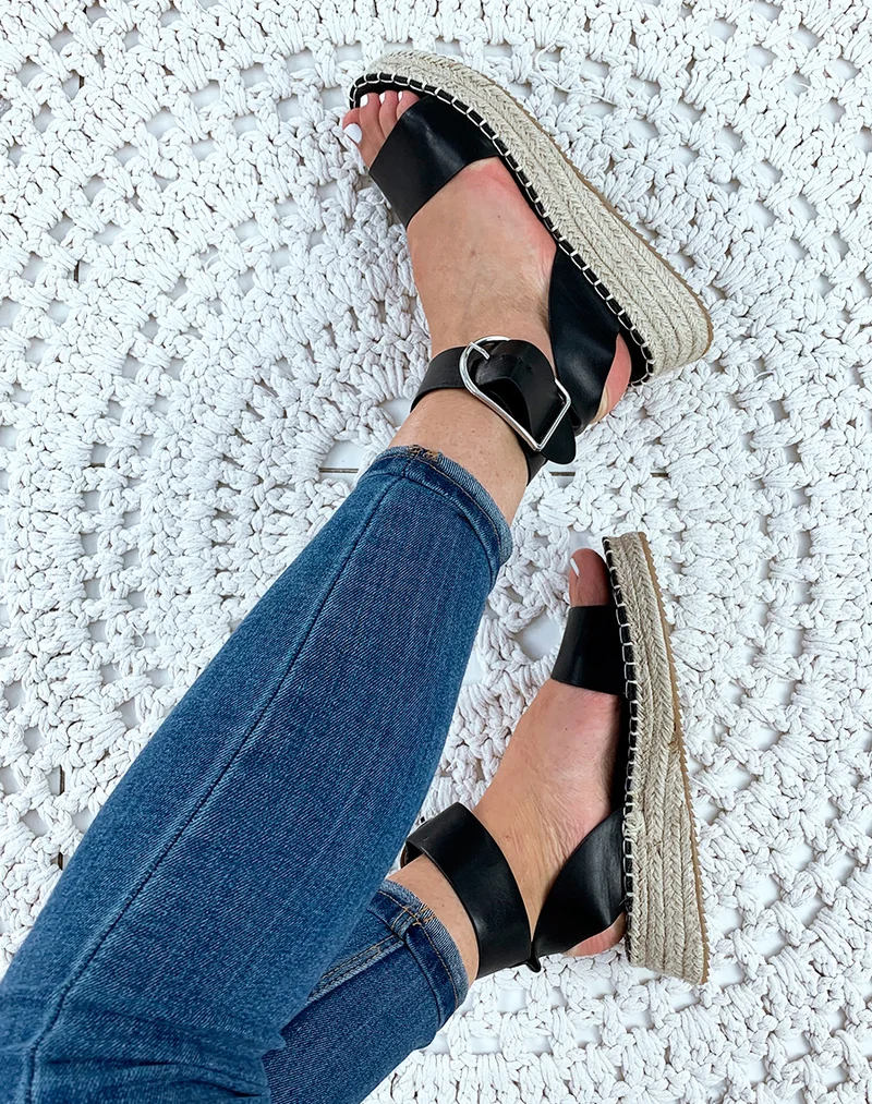 Sandales compensées noires à grosse boucle