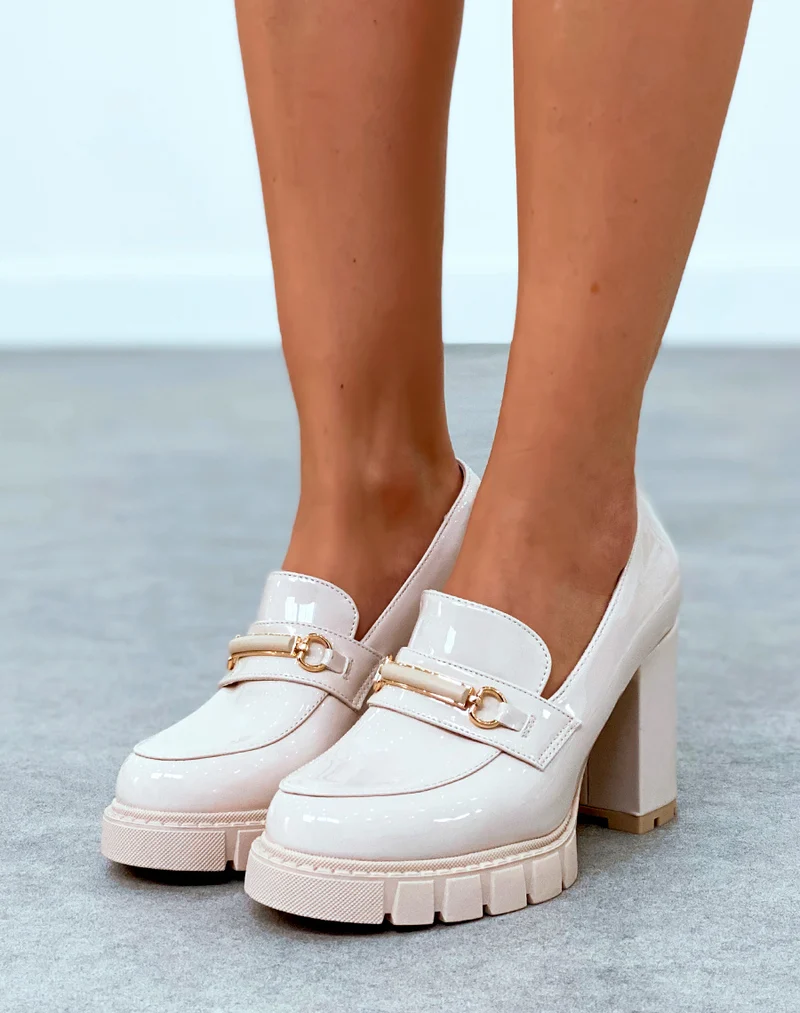 Mocassins beiges vernis à talon haut crantée et à détail doré