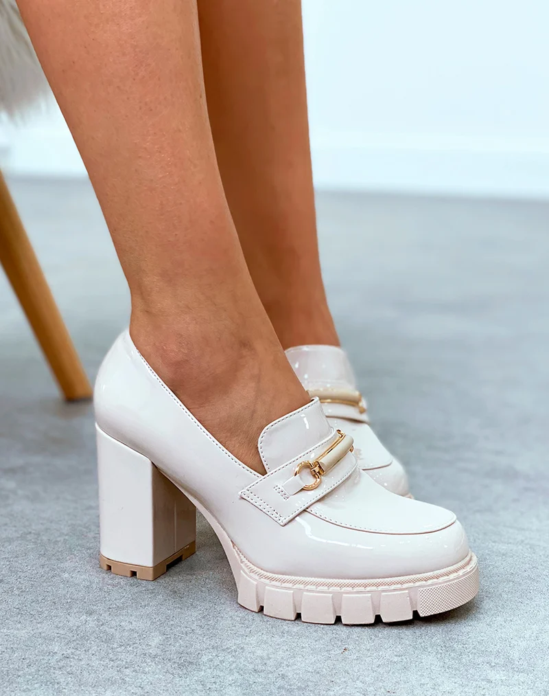 Mocassins beiges vernis à talon haut crantée et à détail doré