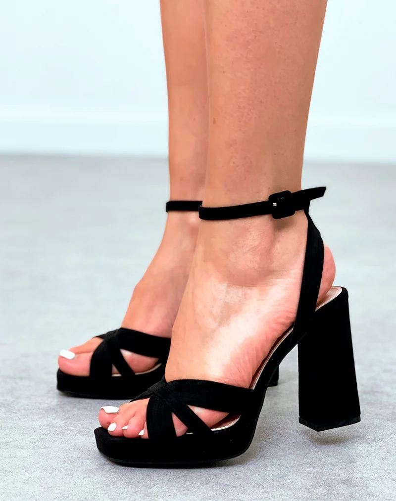 Sandales noires en suédine à talon asymétrique et brides croisées