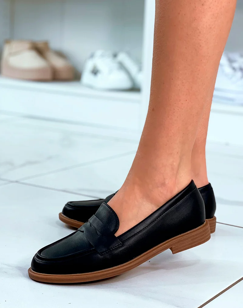 Mocassins noires mat à semelle marron pour femme