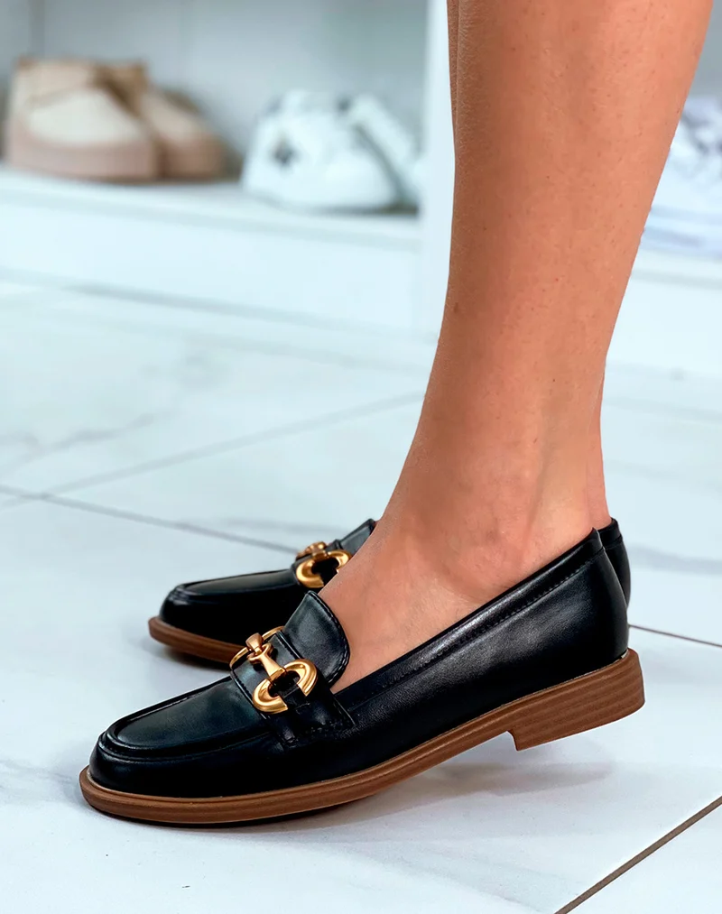 Mocassins noires mat à semelle marron et détail doré pour femme
