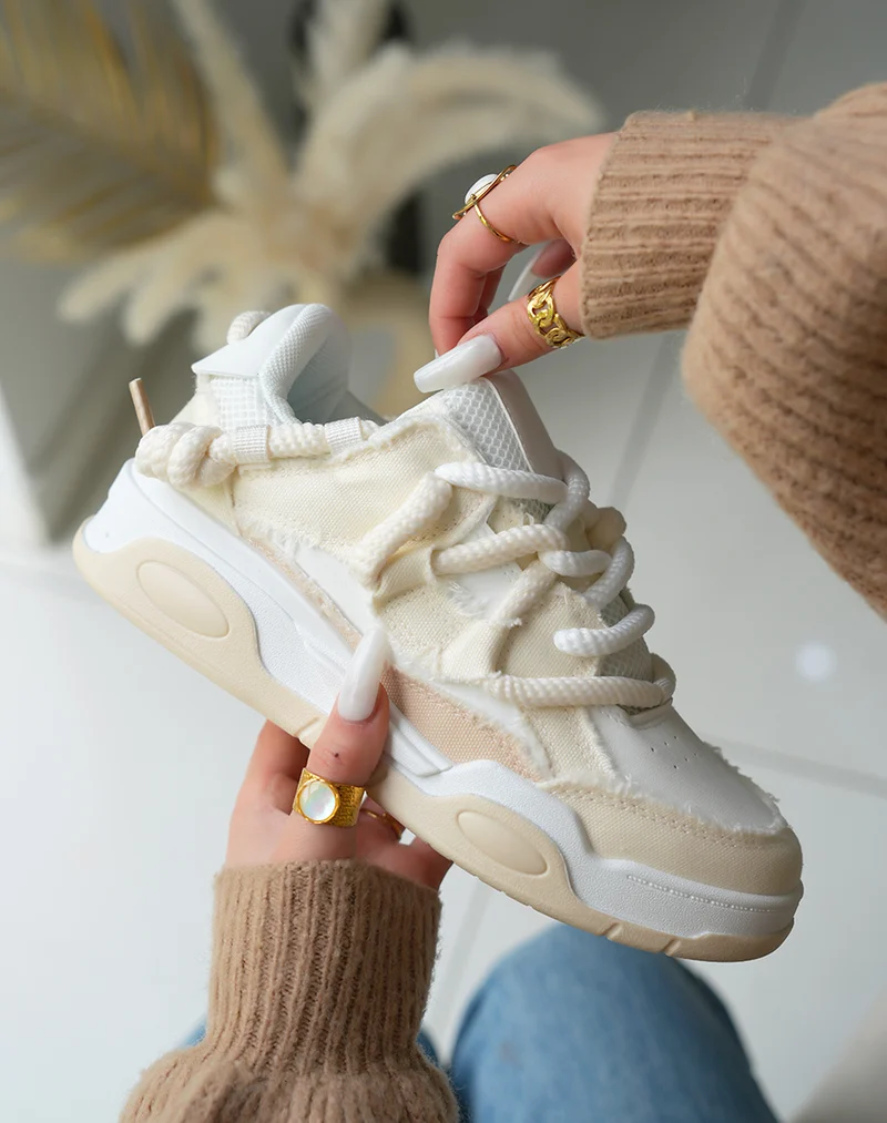Baskets blanc et beige à lacet épais et à effet jean déchiré