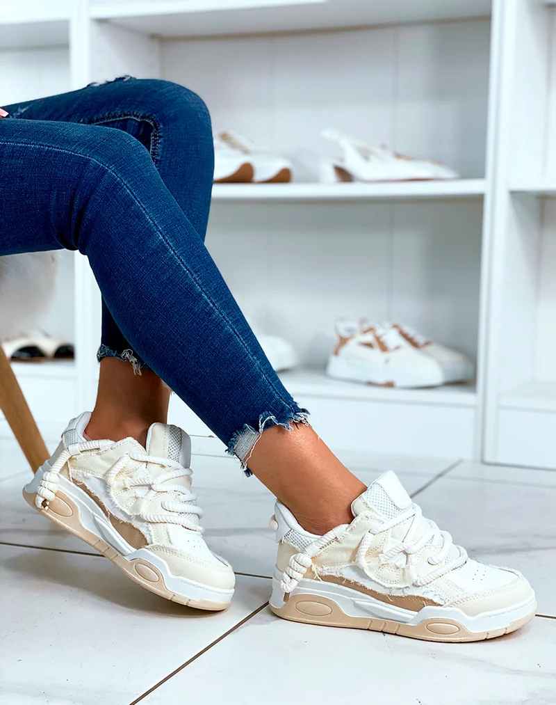 Baskets blanc et beige à lacet épais et à effet jean déchiré