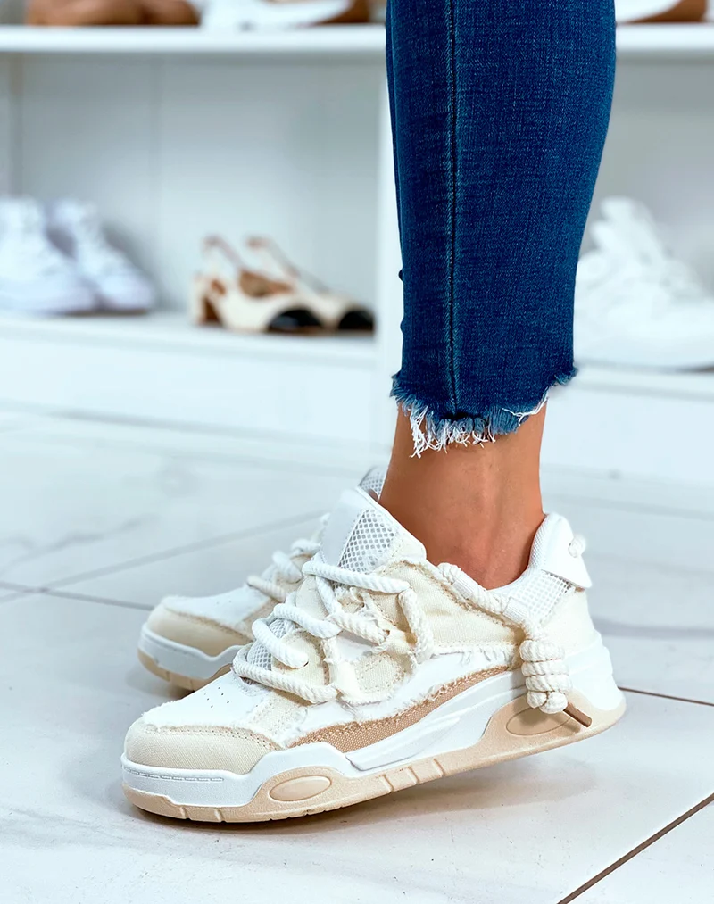Baskets blanc et beige à lacet épais et à effet jean déchiré