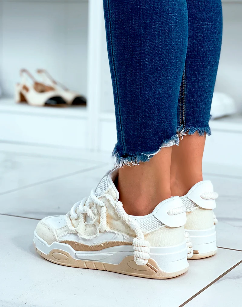 Baskets blanc et beige à lacet épais et à effet jean déchiré