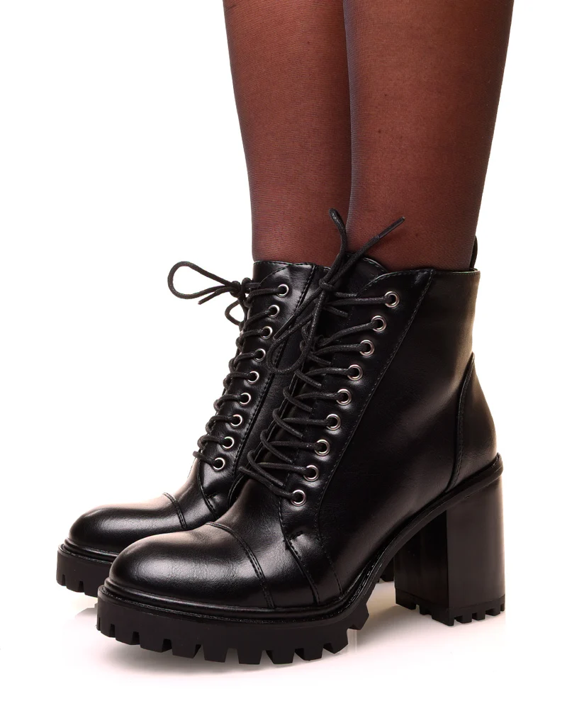 Bottines noires à talons et à lacets