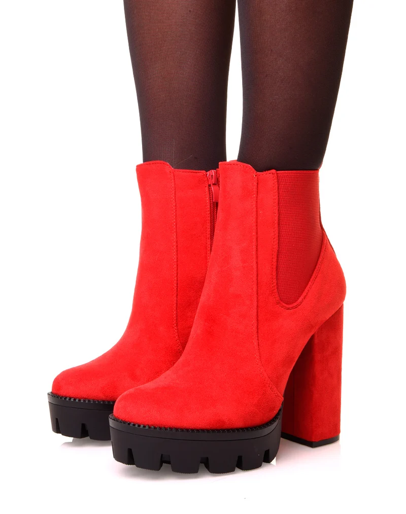 Bottines rouges en suédine à talons et plateformes crantées