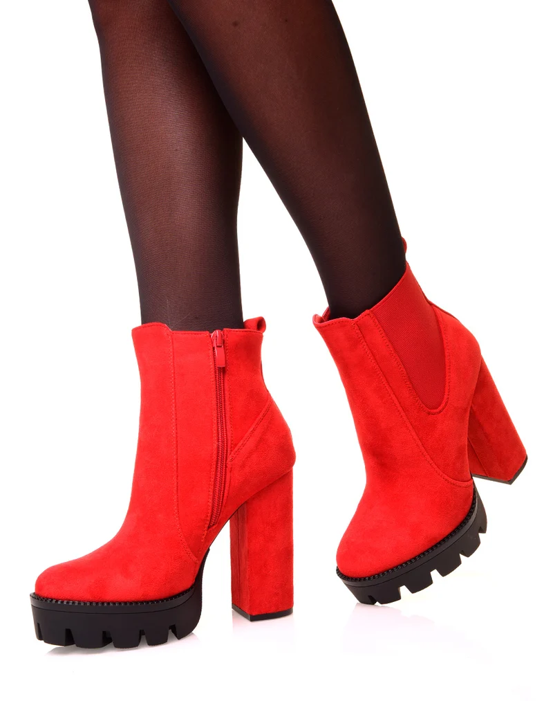 Bottines rouges en suédine à talons et plateformes crantées