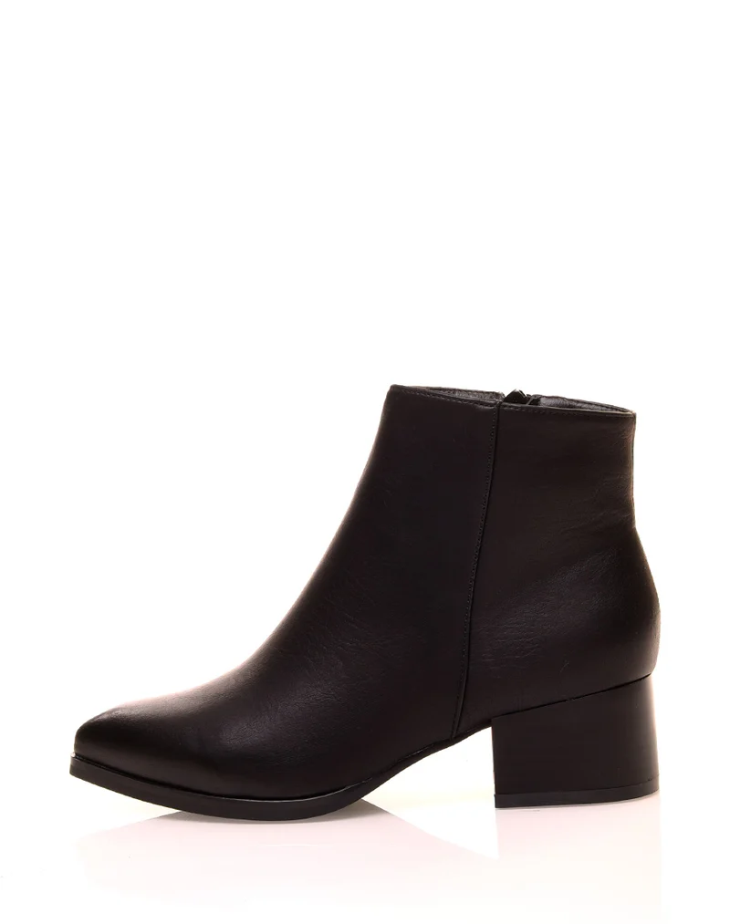 Bottines noires à talons carré et bouts pointus