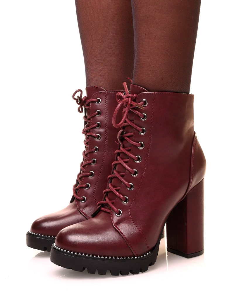 Bottines bordeaux à talons et à détails perles