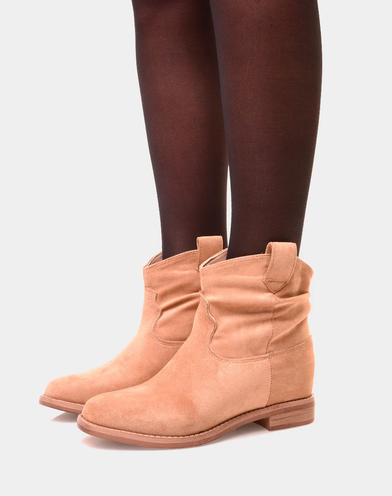 Bottines basses beiges en suédine plissée