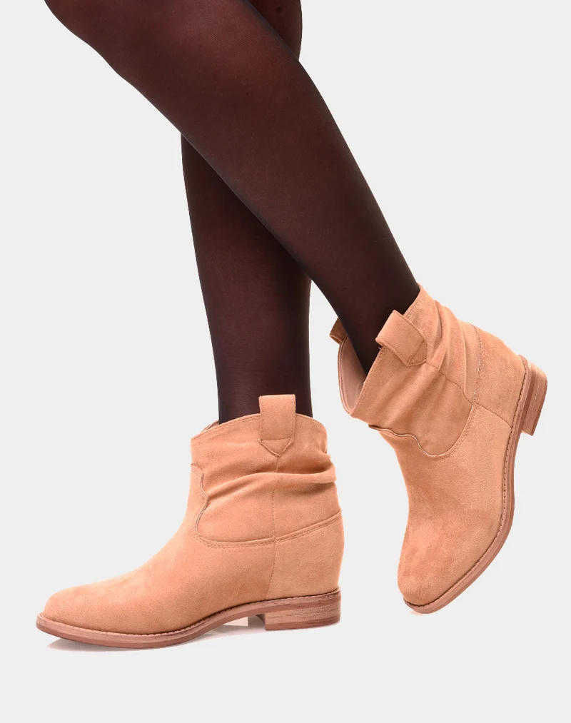 Bottines basses beiges en suédine plissée