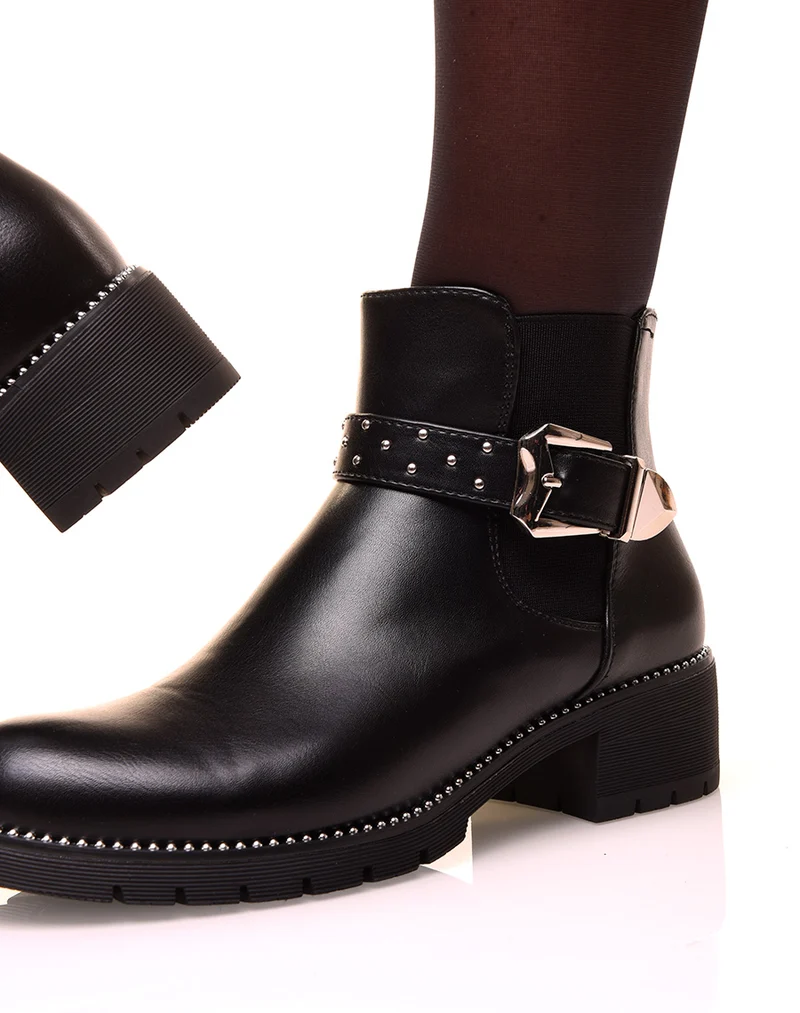 Bottines basses noires ajourées d’une lanière cloutée
