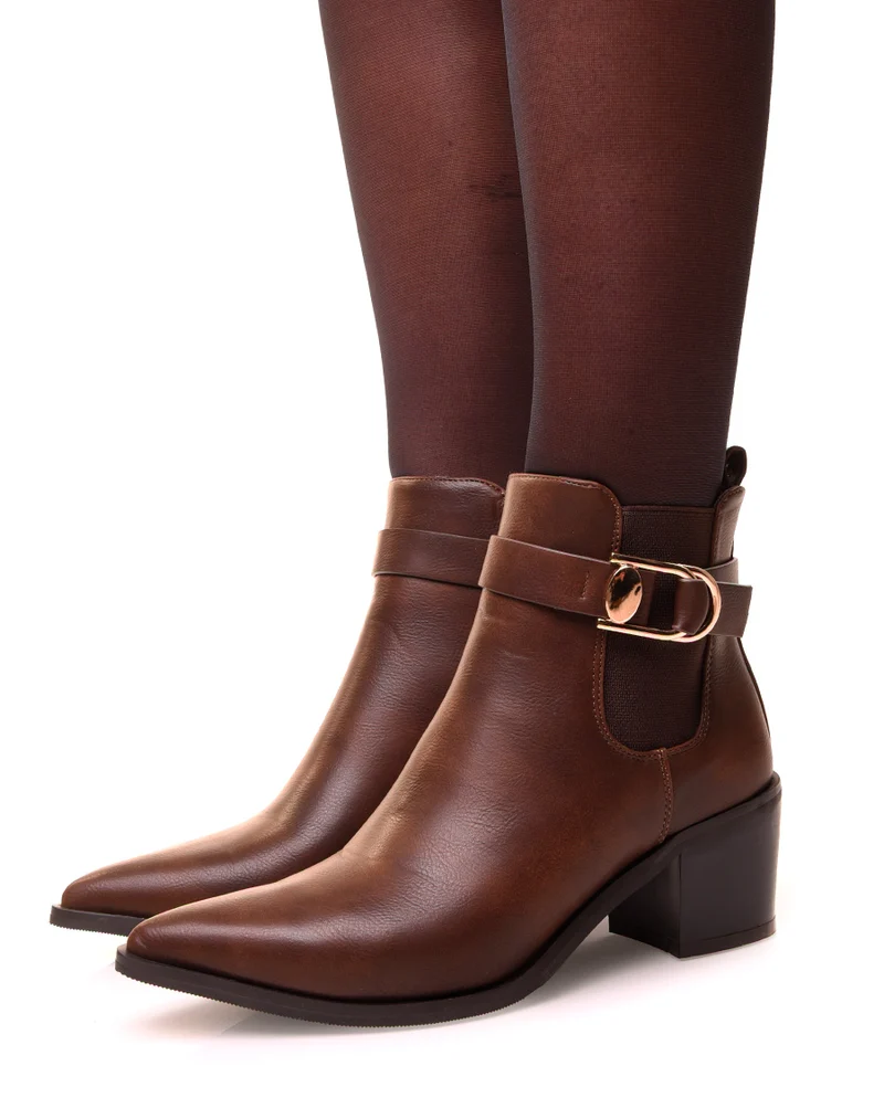 Bottines marrons à talons et à bout pointu ajourées d’une boucle