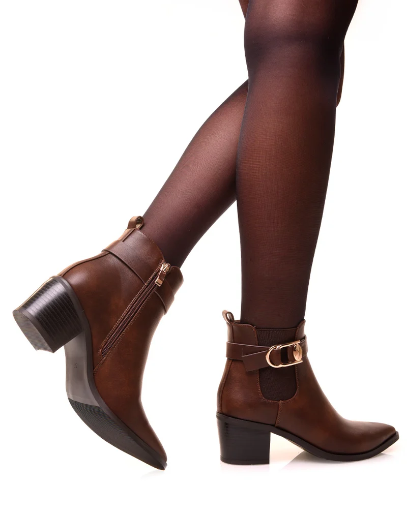 Bottines marrons à talons et à bout pointu ajourées d’une boucle
