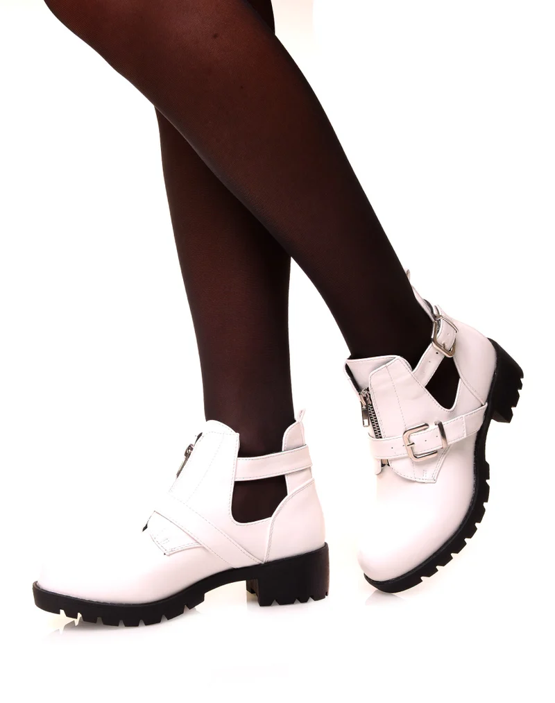 Bottines blanches ajourées de sangles et d’un zip