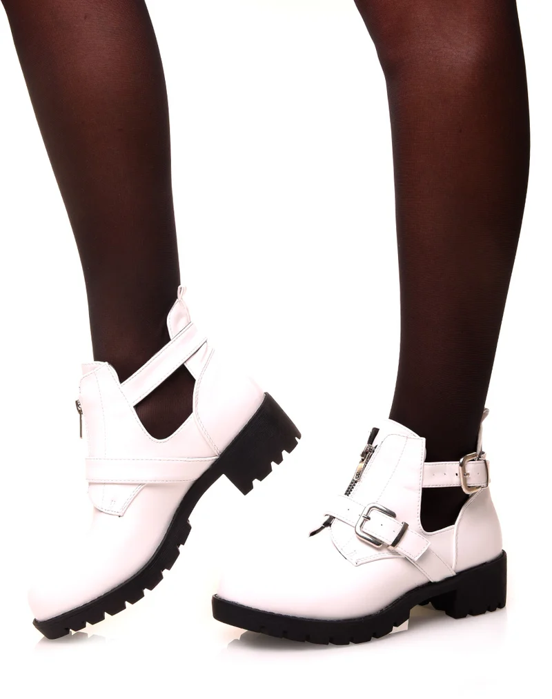 Bottines blanches ajourées de sangles et d’un zip