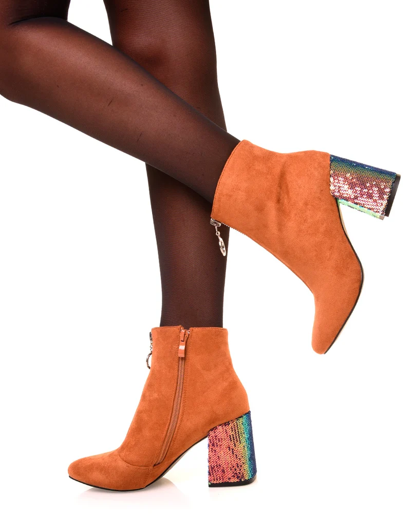Bottines camelles en suédine à talons pailletés