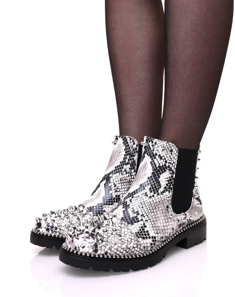 Bottines serpent à semelle perlée et détails clous