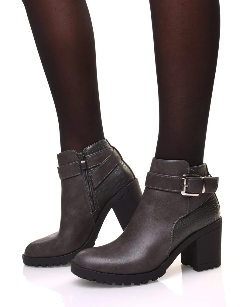Bottines grises à talon et détails croco