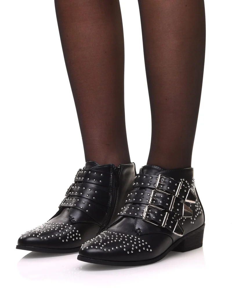 Bottines plates noires entièrement cloutées