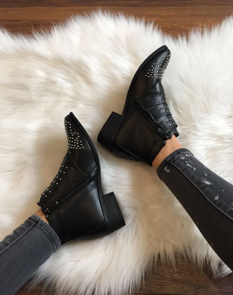 Bottines plates noires entièrement cloutées