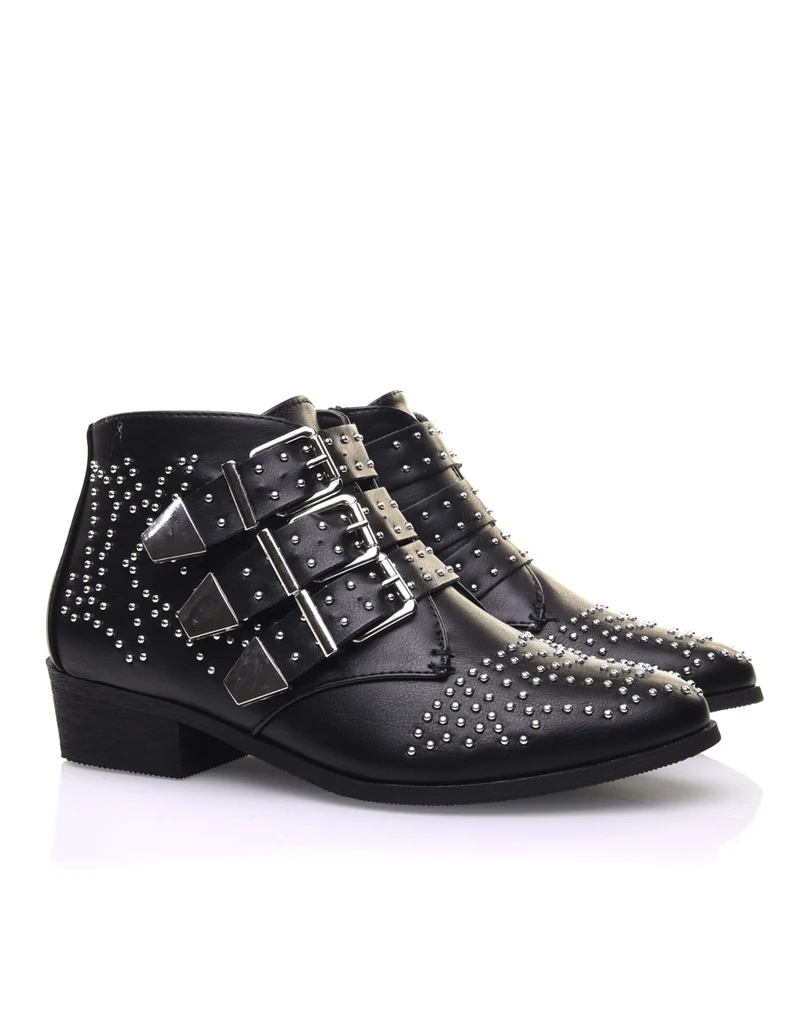 Bottines plates noires entièrement cloutées