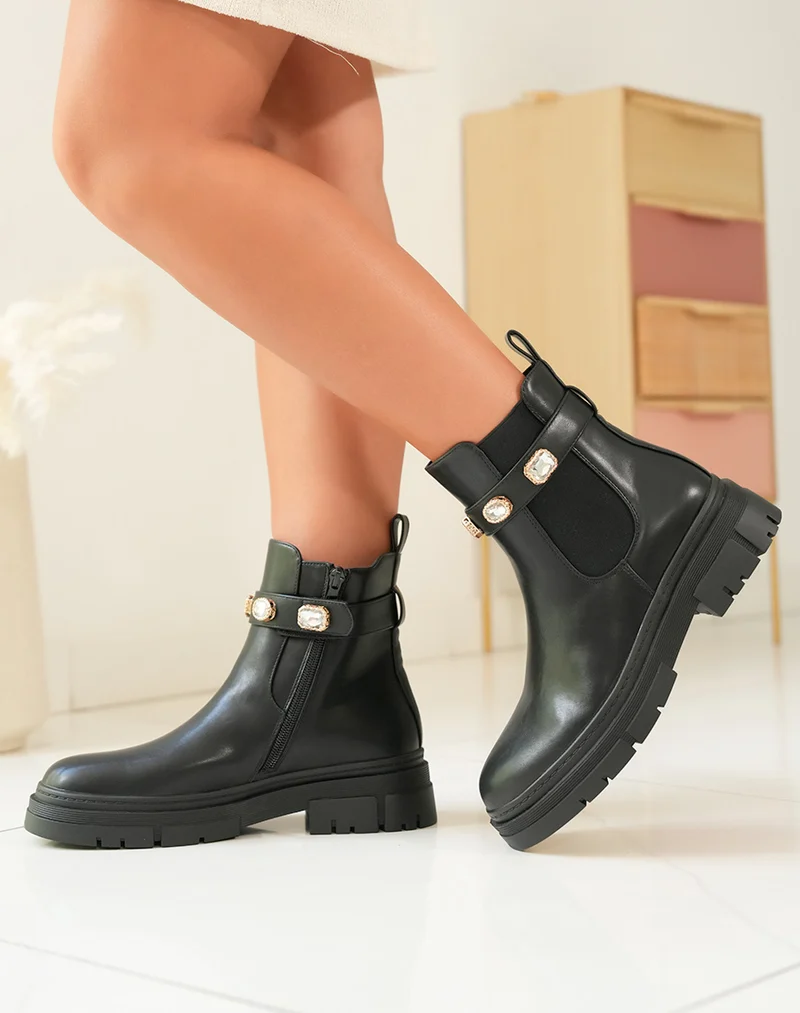 Bottines Chelsea noires pour femme avec lanière scratch et détails bijoux tendances