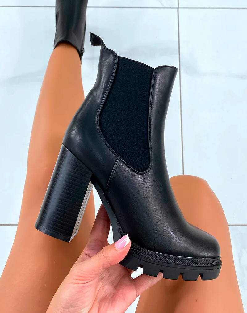 Bottines noires à talon et semelle légèrement crantée